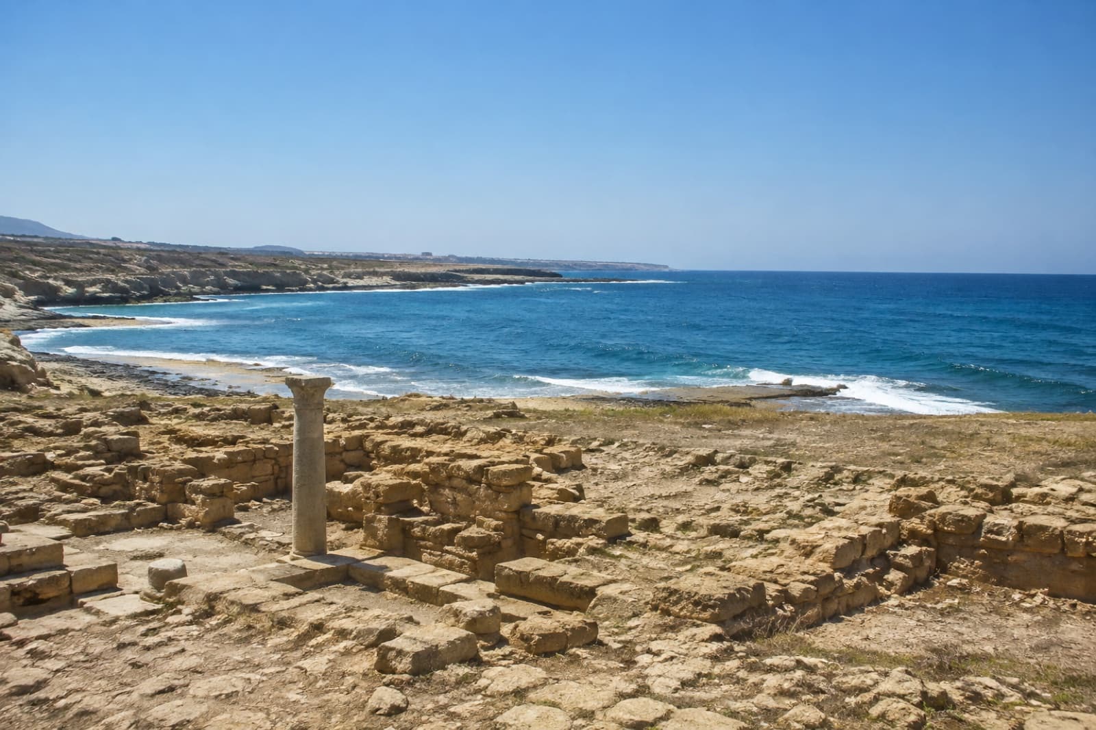 חוף וחורבות עתיקות בקפריסין